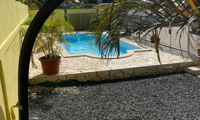 Lamentin Villa | Parte inferior de la villa F4 con piscina.