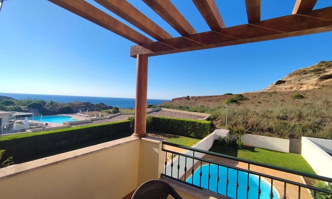 Burgau Casa | Fabulosa casa adosada en Burgau, 2 dormitorios, aire acondicionado completo, piscina privada, a pie de la playa!