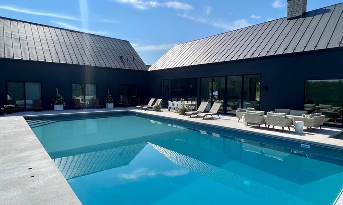 Batesville Otro | FAB MODERN BARN w/heated pool, views & 21+ acres - close to UVA & Vineyards!