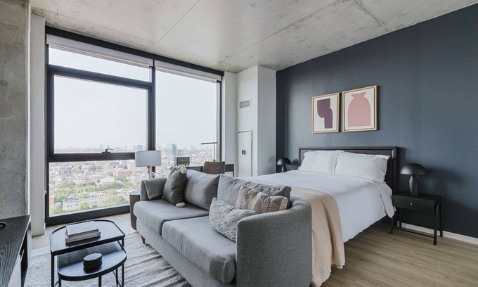 Near West Side Apartamento | Fab West Loop Studio w/ Pool, Spa, Gym, W/D & Lounge, by Blueground
