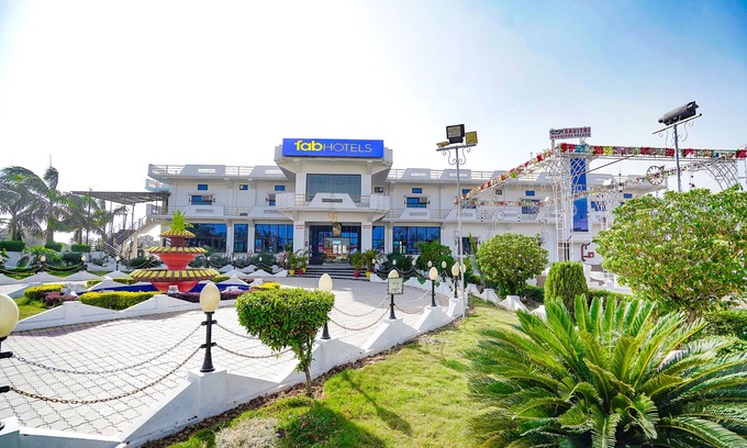 Faizabad Hotel | FabExpress Savitri Resort