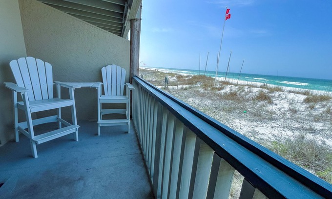 Holiday Beach Condominio | Fabulous 1BR Condo with amazing beach views sleeps 4. Park by door. Pool.