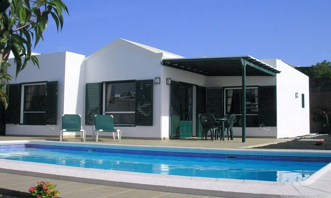 Playa Blanca Villa | FABULOSO chalet de 2 dormitorios, gran piscina privada climatizada, terraza y jardín.