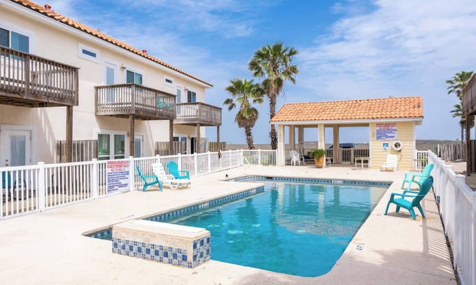Corpus Christi Casa | Fabulous 3-bedroom townhome poolside with boat slip