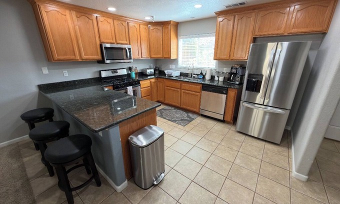 Modesto Casa | Fabulous 3-bedroom townhome with AC in Modesto