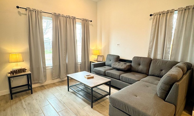 Riverside Casa | Fabulous 3 Bedroom Home Great option for a Family vacation Near SA Downtown