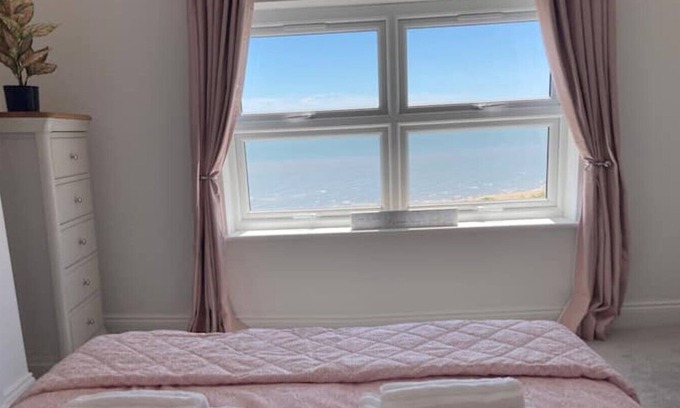 Walton on the Naze Casa | Fabulous 4/5 bedroom house with amazing Sea Views!