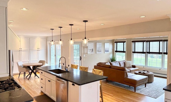 Portsmouth Casa | Fabulous 5-bedroom house with a pool in Portsmouth