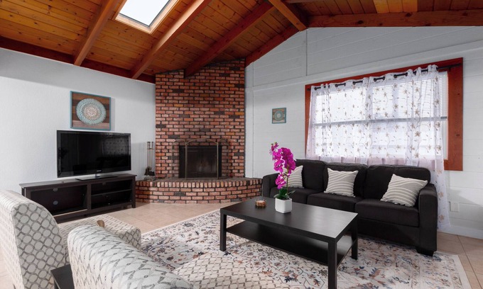 Mira Mesa Casa | Fabulous 6BR Retreat with AC -Ideal for Families & Large Groups”