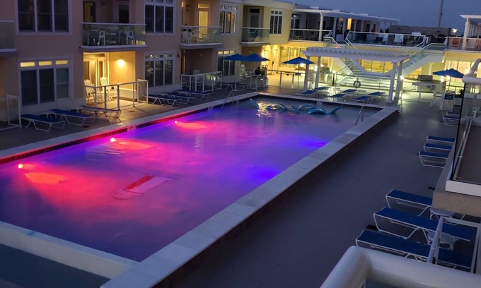 Dewey Beach Condominio | Fabulous Beach Retreat overlooking the Pool