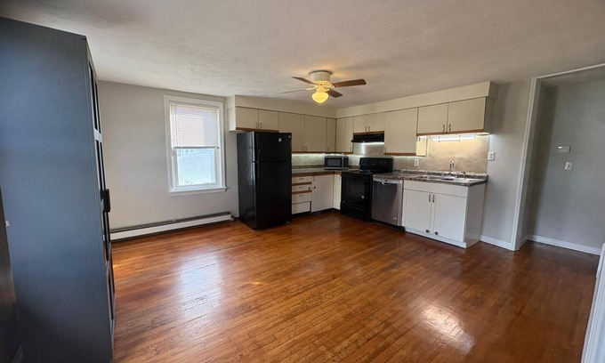 North Attleboro Casa | Fabulous building in North Attleborough Downtown - 2 bedrooms