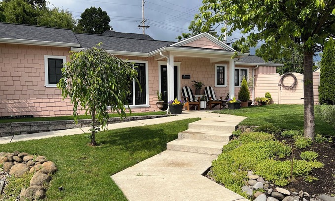 Market District Cabaña | Fabulous Bungalow, 1 block from 5th Street Market