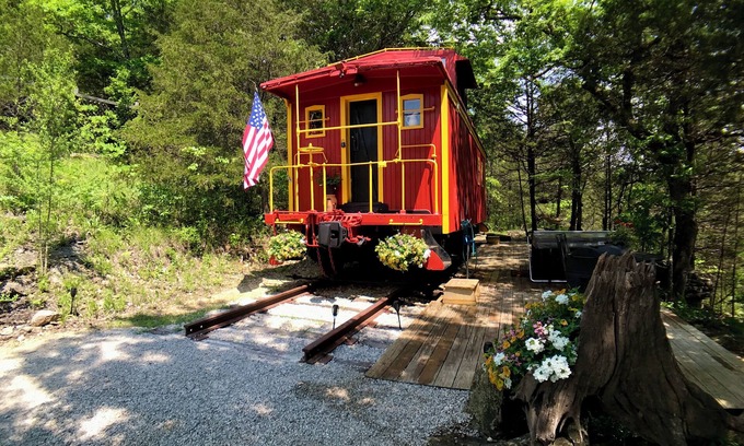 Eureka Springs Cabina | Fabulous Caboose Cabin in charming Eureka Springs