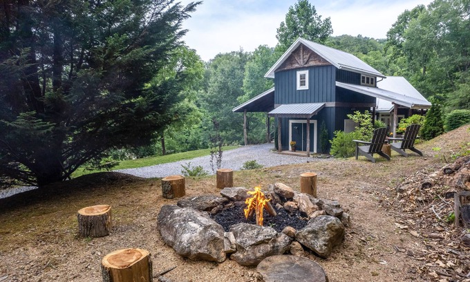 Asheville Apartamento | Fabulous escape with firepit, stylish interior & central AC - near hiking