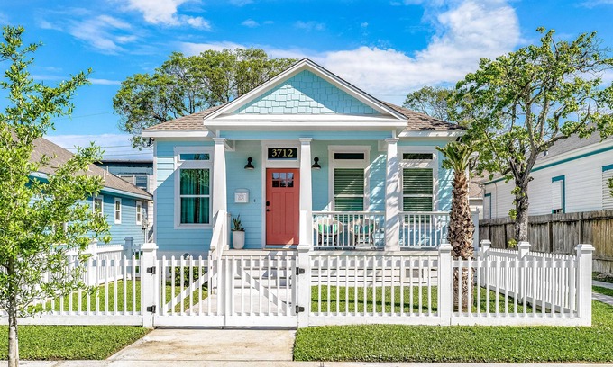 Galveston Casa | ¡NUEVO LISTADO! Hermosa casa con muchas comodidades, en la ciudad, con un patio privado