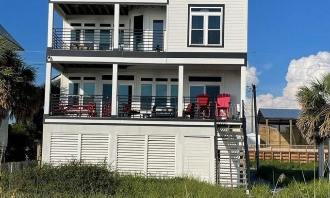 Port St. Joe Casa | Fabulosa casa moderna frente a la playa con impresionantes vistas del atardecer y comodidades en abundancia.