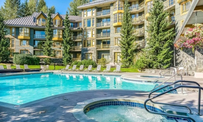 Whistler Cay Heights Apartamento | Fabulous Mountain View Studio with pool & hottub