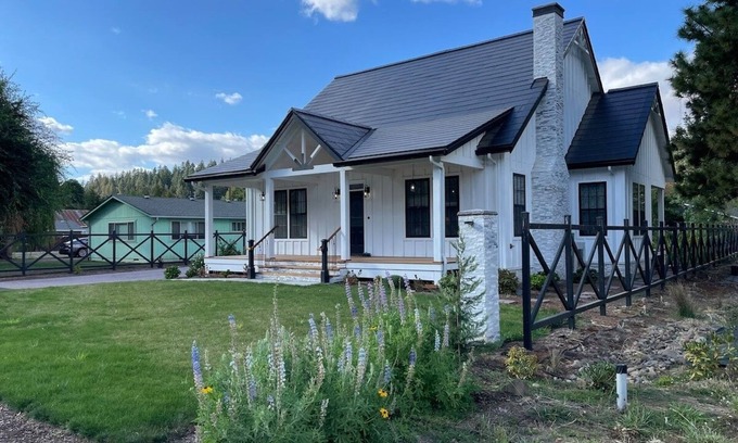Crawfordsville Casa | Fabulous Solar Powered Farmhouse with EV Charger
