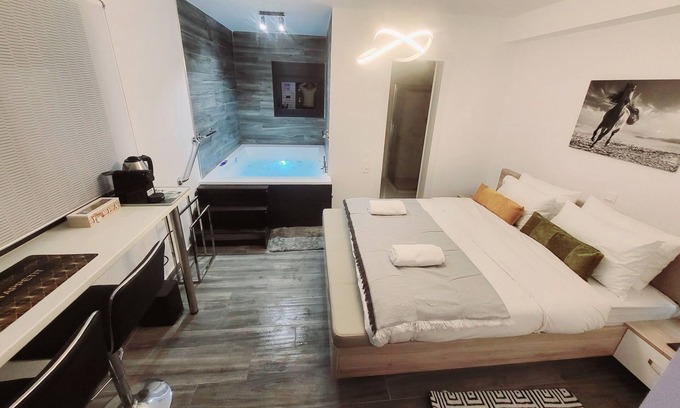 Kinosargous Apartamento | Fabulous Suite: Grand Jacuzzi, King Bed near Acropolis Museum & Metro Sygrou-Fix