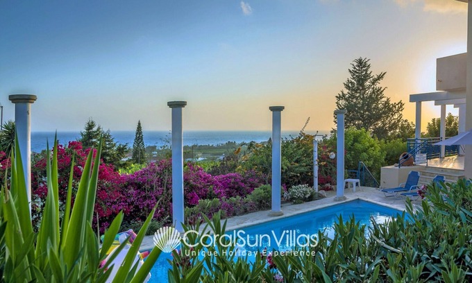 Peyia Town Villa | Fabulosa villa muy privada en Coral Bay, fantásticas vistas al mar, colorido jardín