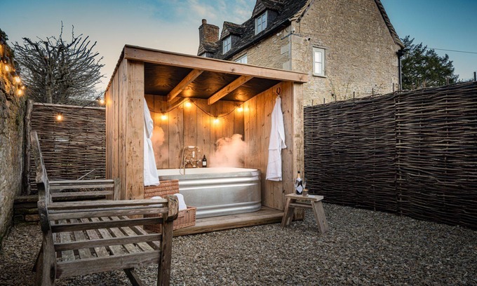 South Cerney Cabaña | Fabulously presented dog friendly holiday cottage with outside tub - The Coach House, South Cerney