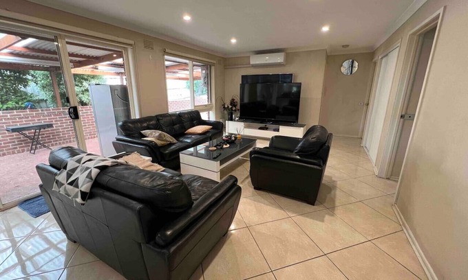 Frankston Casa | Fair Priced Private Room- Queen bed with Amneties