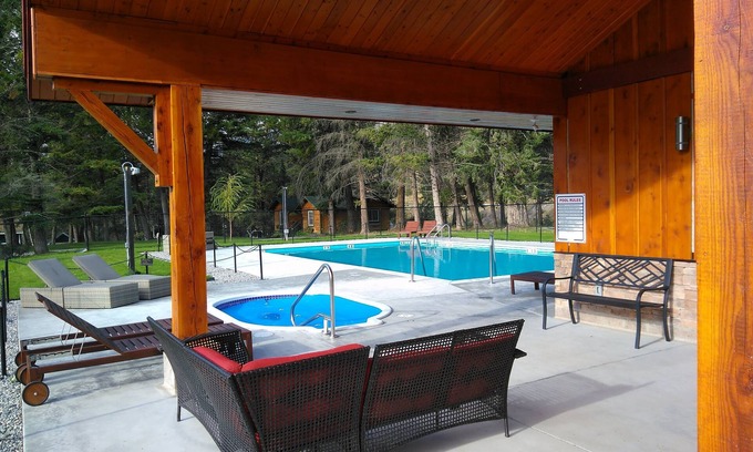 East Kootenay Hotel | Fairmont Mountain Bungalows
