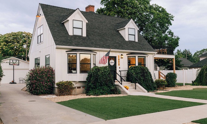 Caldwell Casa | Fairview House Historic 5BR Sleeps 10 Golf Views + Hot Tub