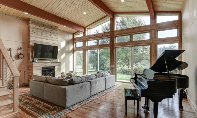 Valley Hill Casa | Fairway Harmony: Peaceful Home Near Hendersonville with Golf Course Views and Hot Tub!