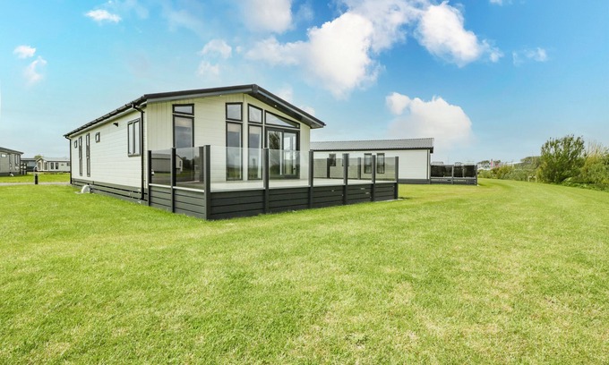 Burnham-on-Sea Cabaña | FAIRWAY VIEW 24, pet friendly, country holiday cottage in Brean