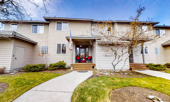 Redmond Casa | Fairway view townhome with private hot tub, grill, pool, & golf - dogs welcome