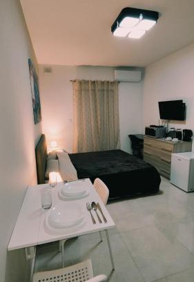 Luqa Casa | Fairwinds - Double Room with Ensuite - Luqa Airport - Self Check In & Out available