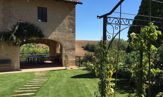 Bassignana Casa | Casa de cuento de hadas con vistas panorámicas a las colinas de Monferrato.