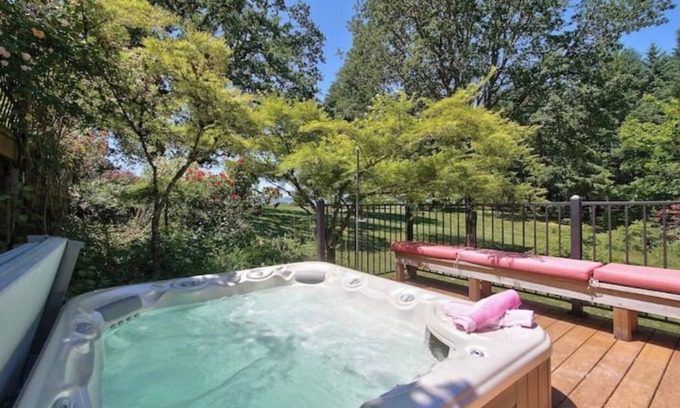 Carlton Casa | Fairytale escape in the heart of wine country with HOT TUB & TENNIS COURT