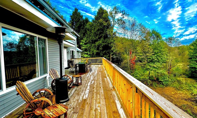 Cleveland Casa | Fairytale Forest Estate 47 private acres, 6 bedrooms, 3.5 bath, 2 full kitchens
