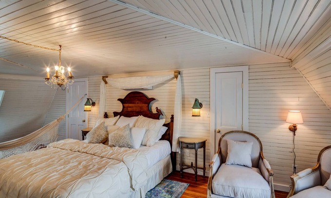 Belmont Apartamento | Fairytale Loft Suite | 1 bed, 1 bath Luxury Apartment in Downtown Belmont
