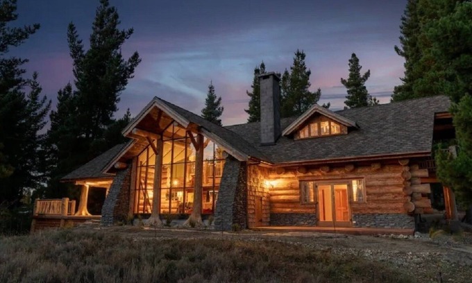 Alexandra Cabina | Fairytale Log Cabin with Hot Tub at Homewood Forest Retreat
