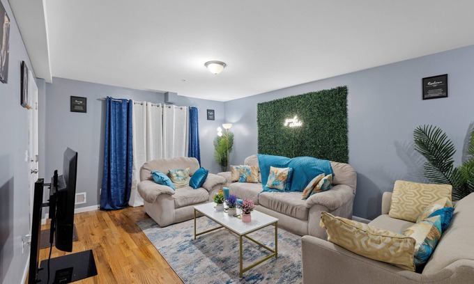 Newark Apartamento | Faith's Spacious 3-Bed 2-Bath with City Access 10 Mins to EWR Prudential Center!