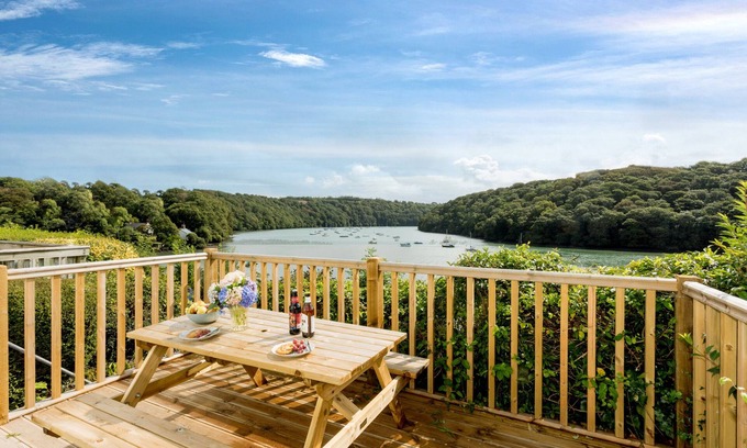 Truro Cabaña | FAL RIVER COTTAGE, pet friendly, with a garden in Malpas, Cornwall