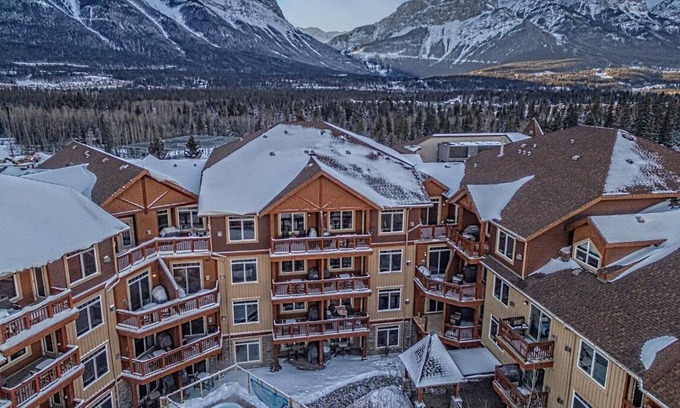 Canmore Apartamento | Falcon Crest Lodge by CLIQUE