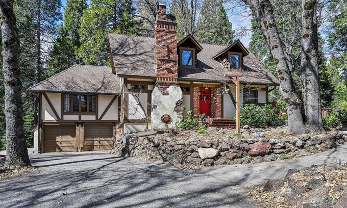 Mount Shasta Casa | Encantadora casa Tudor ambientada en el bosque alto