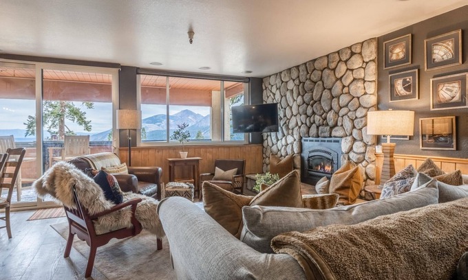 Mammoth Lakes Casa | Fall Availability! Ski-in/Ski-out Townhome! Private Hot Tub! Incredible Views!