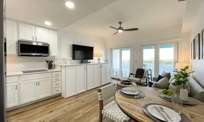 Sunnyside Condominio | Coastal Charm | 1BR w/ Water Views + Daily Beach Service