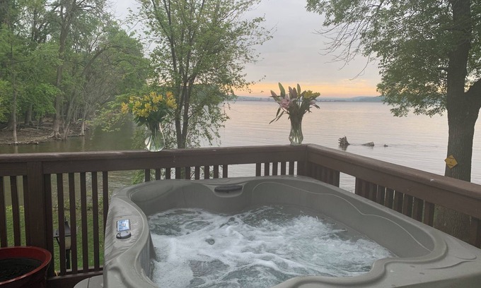 Lynn Center Casa | Fall Colors! Lux Riverfront, Hot Tub, In & Outdoor Fireplace & Best place in QC.