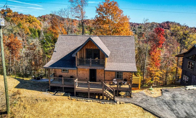 Sevierville Cabina | Views! Saltwater Pool, Hot Tub & Game Room, Dogs!