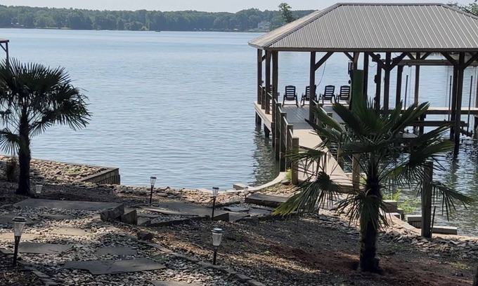 Terrell Casa | Perfect For Your Getaway! Gorgeous views of Lake Norman+ free kayaks & SUPs