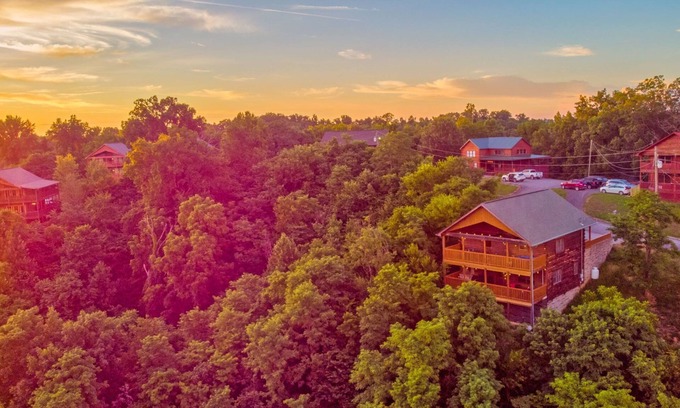 Sevierville Cabina | Fall DEAL! Hillside Mountain Views & Hot Tub!