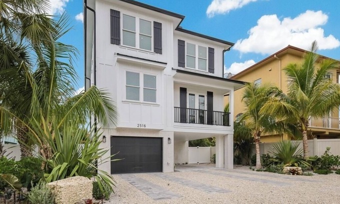Bradenton Beach Casa | Fall discounts! Spacious 7-bedroom house in charming Bradenton Beach!