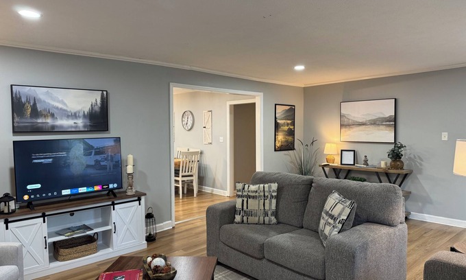 Knoxville Casa | Fall Escape in Knoxville 3BR Home Near UT, Downtown & Smoky Trails