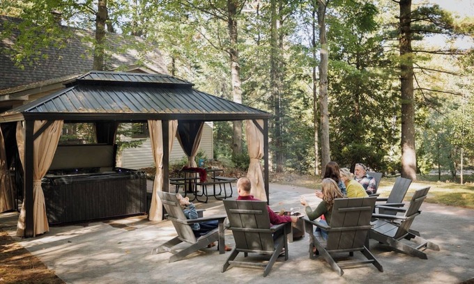 Ellsworth Cabina | Fall Escape | Steps to Lake MI w/ Hot Tub!